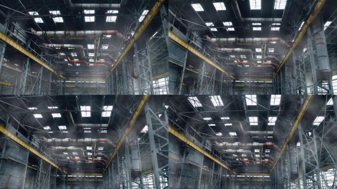 蒸汽或烟雾在大型旧工厂的车间中上升