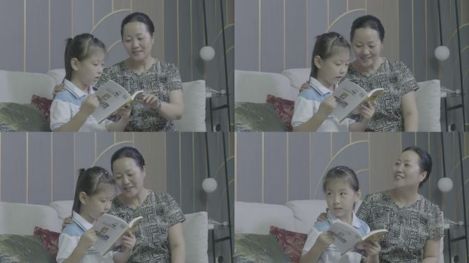 妈妈和女儿两个人看书学习
