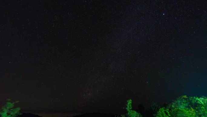 T/L夜空在热带森林中有移动的星星