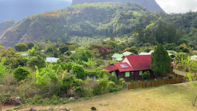 I let à Malheur的视图，这是留尼汪岛上的破火山口马法马戏团的一个小村庄