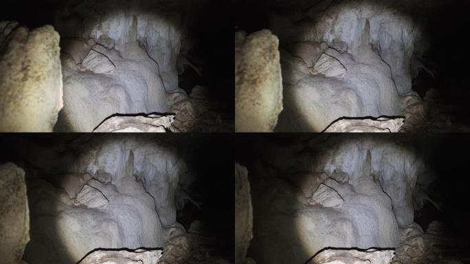 带有钟乳石岩层的地下洞穴悬挂在双胞胎洞穴天花板上