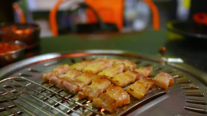 韩国铁烧烤烤盘上的4k厨师手工烧烤猪肚肉
