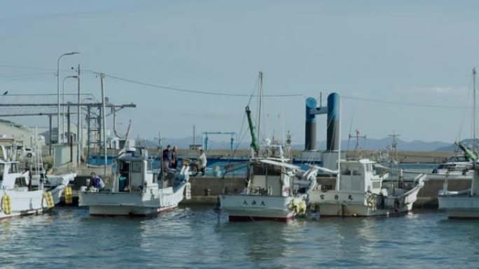 渔业景观。停靠在港口的渔船。