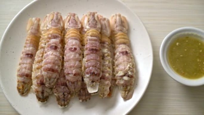 清蒸小龙虾或螳螂虾或口足动物配辛辣海鲜酱