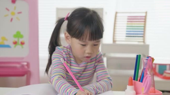 年轻女孩练习在家上学写信