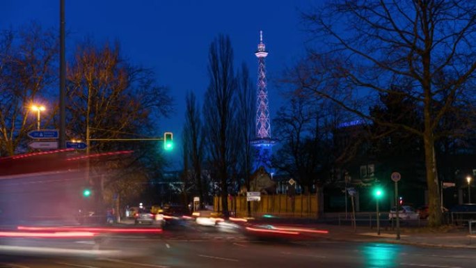 柏林夜间延时西柏林Funkturm或无线电塔与交通