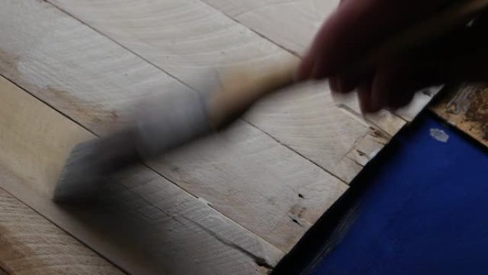 用水基底涂层用画笔覆盖木板表面