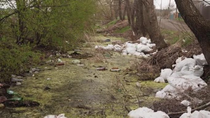 环境污染。污染的河流。河上的垃圾和瓶子显示出世界污染。河水里的垃圾。被污染的河水中的塑料瓶。世界生态