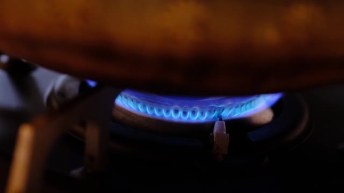 温暖锅的炉子的蓝色火