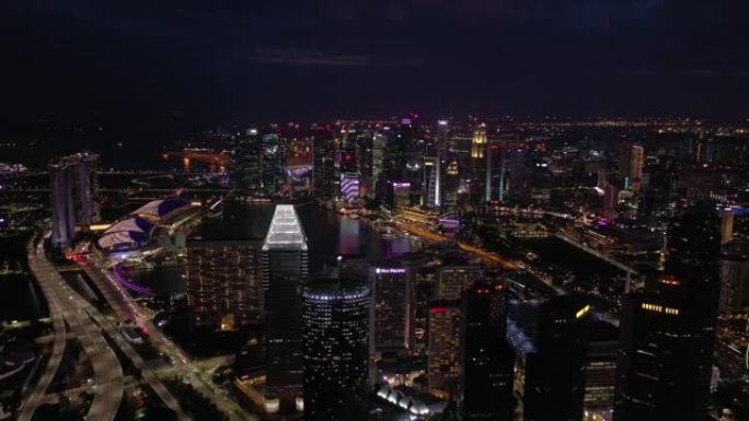 夜间照明飞行在著名的新加坡市中心滨海湾空中全景4k