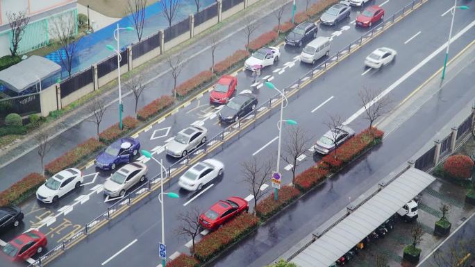 下雨天路面上的汽车