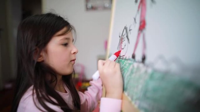 女孩在家中在白板上绘画时表达自己的创造力