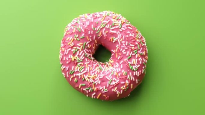 顶视图开胃自制香味甜甜圈与粉红色糖霜明亮的洒水旋转隔离