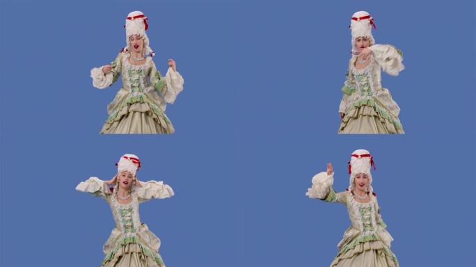 穿着白色复古蕾丝连衣裙和假发的朝臣女士的肖像正在欢快地跳舞。年轻女子在工作室摆姿势，蓝屏背景。慢动作