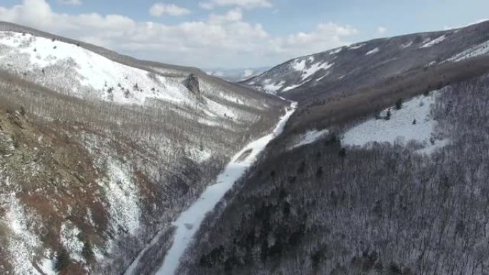 无人机可以看到Tigrovaya河和岩石公主城堡的山谷