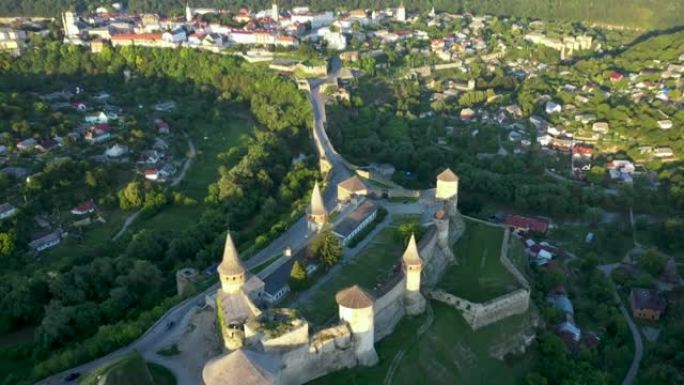 早晨风景。Kamianets-Podilskyi要塞的鸟瞰图。