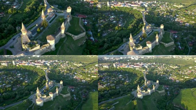 早晨风景。Kamianets-Podilskyi要塞的鸟瞰图。