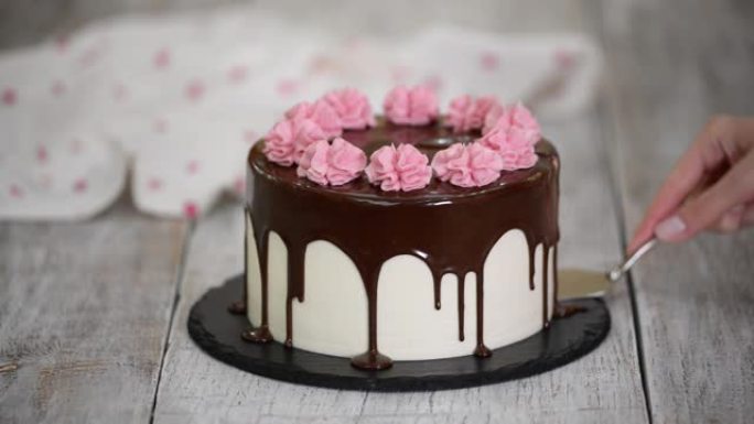美味的自制樱桃蛋糕。用粉色奶油花朵装饰的蛋糕。