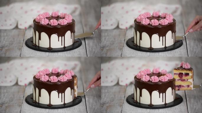 美味的自制樱桃蛋糕。用粉色奶油花朵装饰的蛋糕。