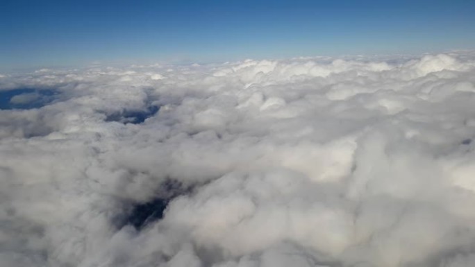 飞越云层。