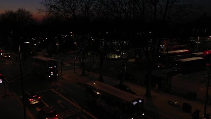日落时伦敦繁忙汽车站的低角度滑板