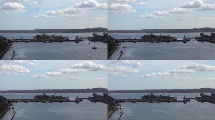 晴天从大桥上看到基尔运河的高角度