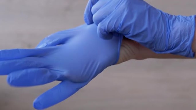 医生，护士穿着乳胶，丁腈蓝色手套。女性手臂。4K