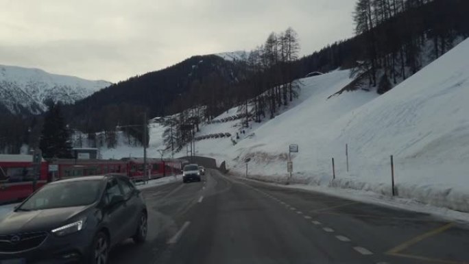 贝尔尼纳快速铁路红色列车冬季雪格里森附近的道路