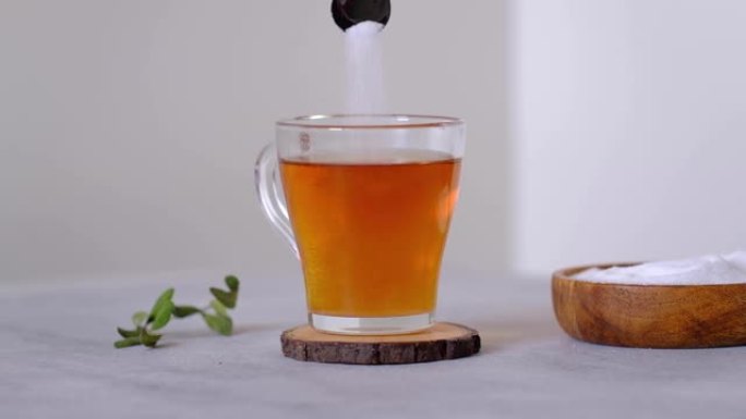 视频如何在一杯茶中添加天然甜味剂。赤藓糖醇
