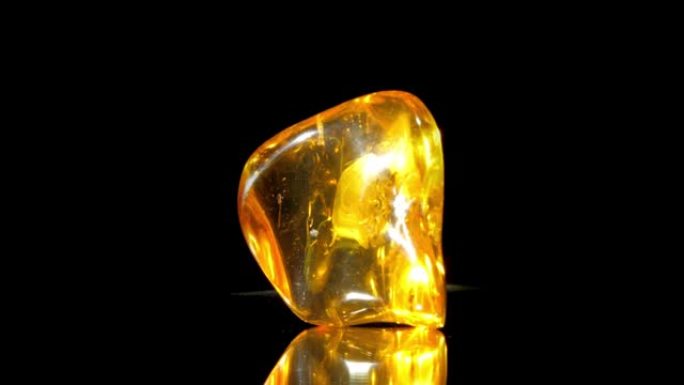 透明黄色天然琥珀石，带小气泡