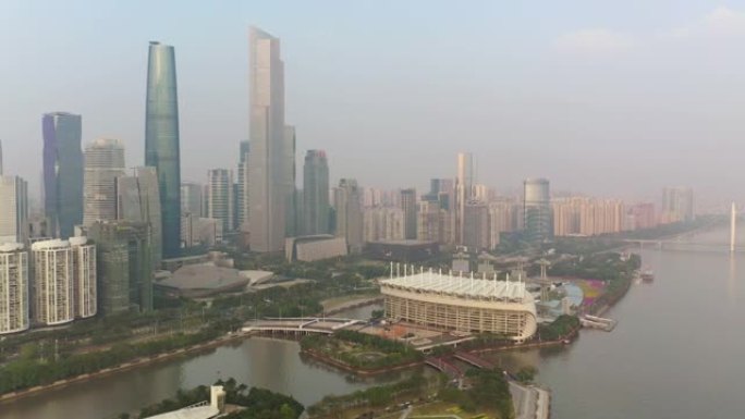 阳光明媚的夜晚广州市中心著名的岛屿体育场河畔空中全景4k中国