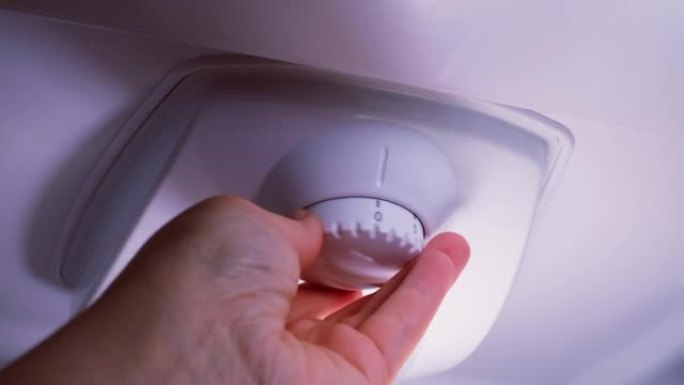 使用冷却室内的选择器旋钮调节冰箱恒温器