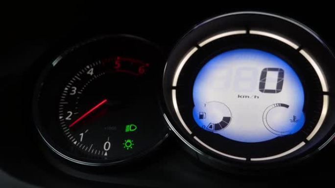 带速度和燃油传感器的汽车仪表板