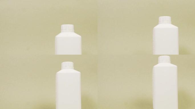 右边是一个白色的塑料瓶。左边是空格的副本。