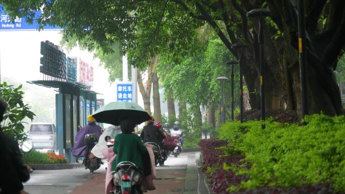 雨天骑电动车