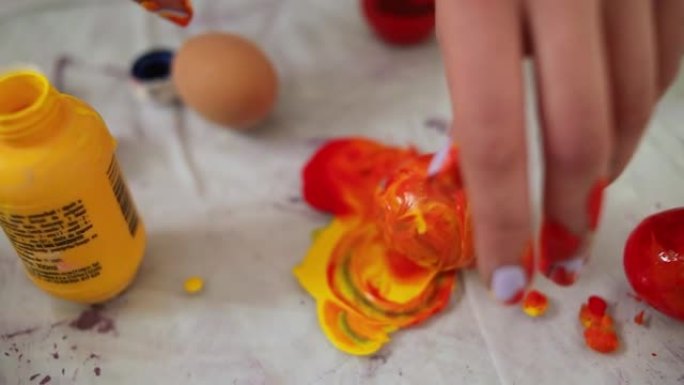 复活节彩蛋着色。一位年轻英俊的女艺术家画复活节彩蛋。彩蛋装饰和绘画的新风格-艺术印象