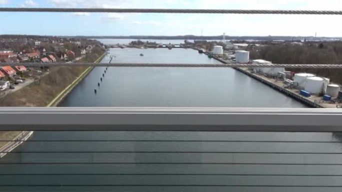 晴天从大桥上看到基尔运河的高角度
