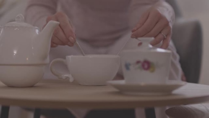 女人用方糖甜茶