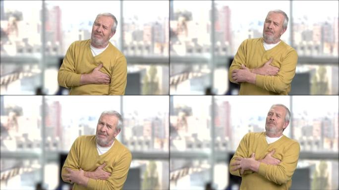 经历心脏病发作的成熟男人。