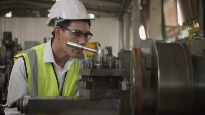 专业机械工程师或操作人员佩戴统一护目镜安全在车间金属车床工业上工作