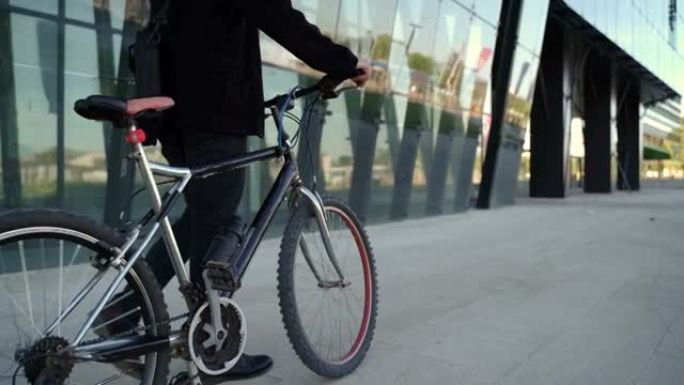 男子骑自行车走路，上班-新常态概念