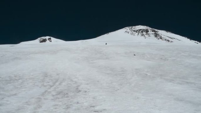 攀登埃尔布鲁斯。白雪皑皑的山峰。