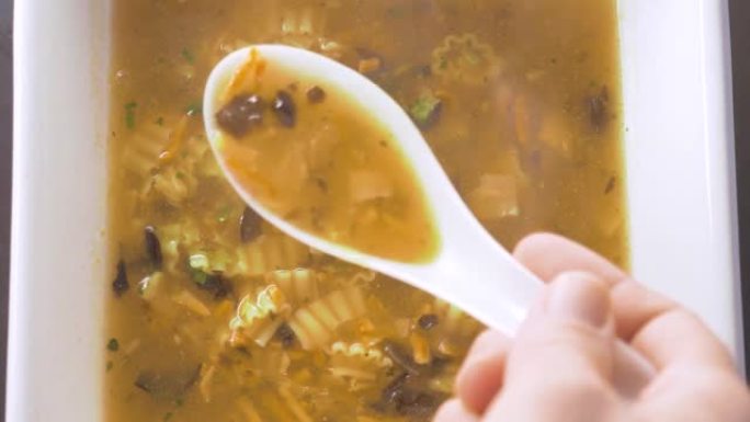使用传统中国勺子的辛辣中国汤面。添加越南香料和香草的芬芳牛肉汤