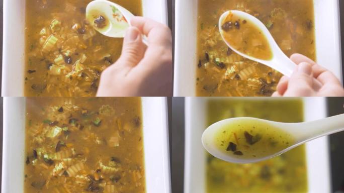 使用传统中国勺子的辛辣中国汤面。添加越南香料和香草的芬芳牛肉汤