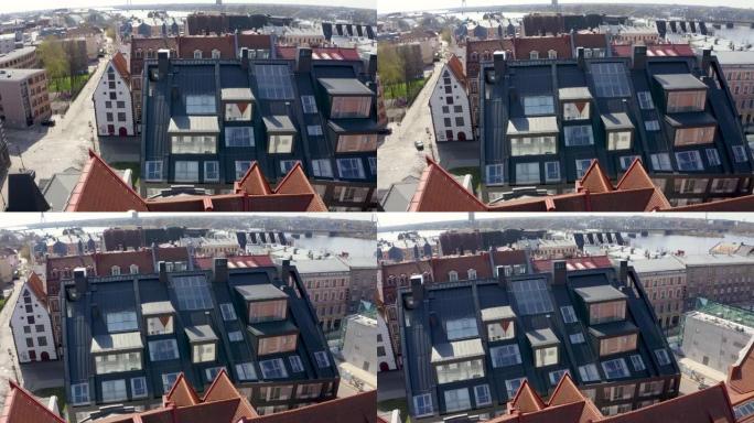 里加老城美丽的鸟瞰图，中心是圣彼得大教堂，史诗般的日落天空。