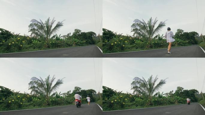 穿着白色衣服的红色摩托车上的爱情情侣去森林之路旅行。两个白人旅游女人男人开着踏板车。摩托车租金。