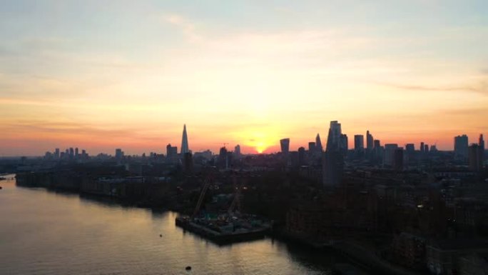 日落时分泰晤士河对岸的伦敦金融区