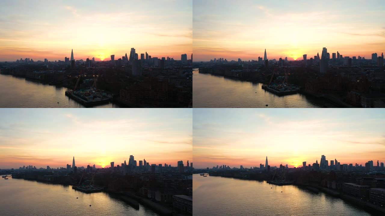 日落时分泰晤士河对岸的伦敦金融区