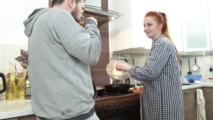 一个俄罗斯家庭的早晨，昏昏欲睡的丈夫做冻干咖啡，妻子准备早餐