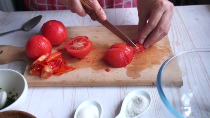 在家准备番茄酱。切成小块的西红柿